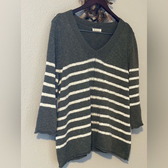 Margeaux & Ellie Women’s XL Green and White V-Neck Knit Sweater Cozy Casual - Picture 2 of 16